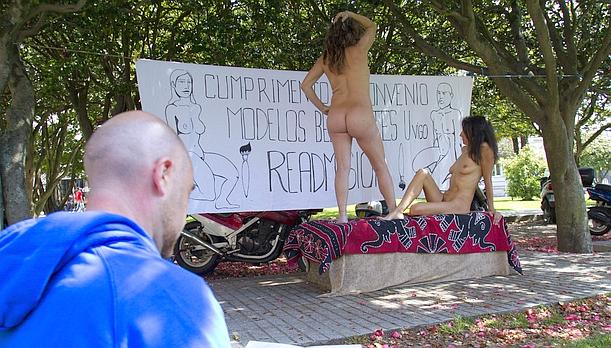 Desnudos en plena calle para reivindicar su trabajo