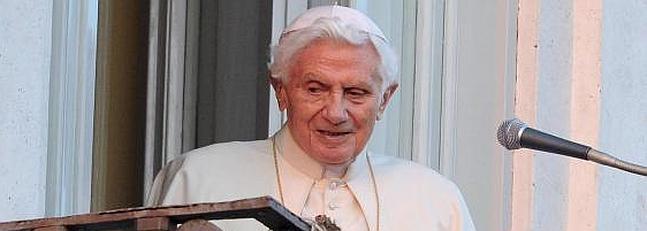 Un cura italiano quema la foto de Benedicto XVI durante una misa