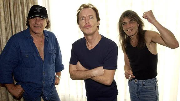 Brian Johnson, Angus Young, y Malcolm Young.