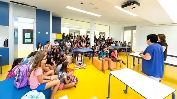 Alumnos de ESO durante una clase en el colegio Claver, en Lérida. 