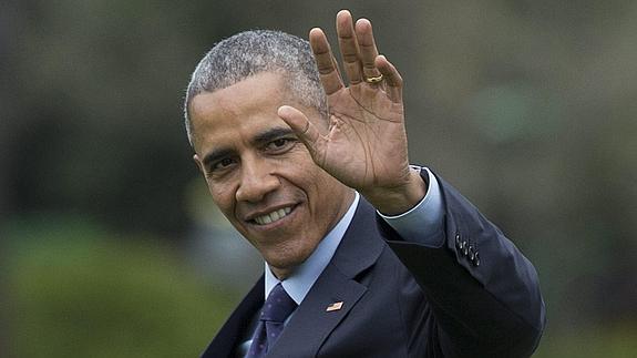 El presidente estadounidense, Barack Obama, saluda mientras se dirige al Marine One para partir a Jamaica y Panamá.