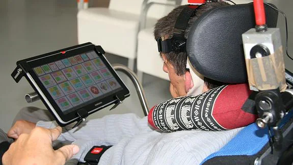 Una persona con parálisis cerebral utiliza el dispostivo ABC.
