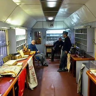 
1. Oficina ambulante del servicio de Correos de finales del siglo XIX.
2. Vagón de correo
3. Estafeta de Correos instalada en uno de los vehículos postales recientemente restaurados en Zaragoza.