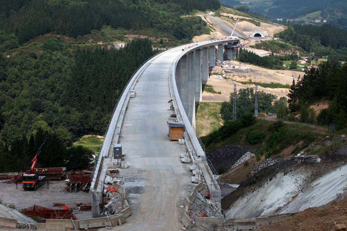 Imagen de un viaducto en las obras del TAV vasco...