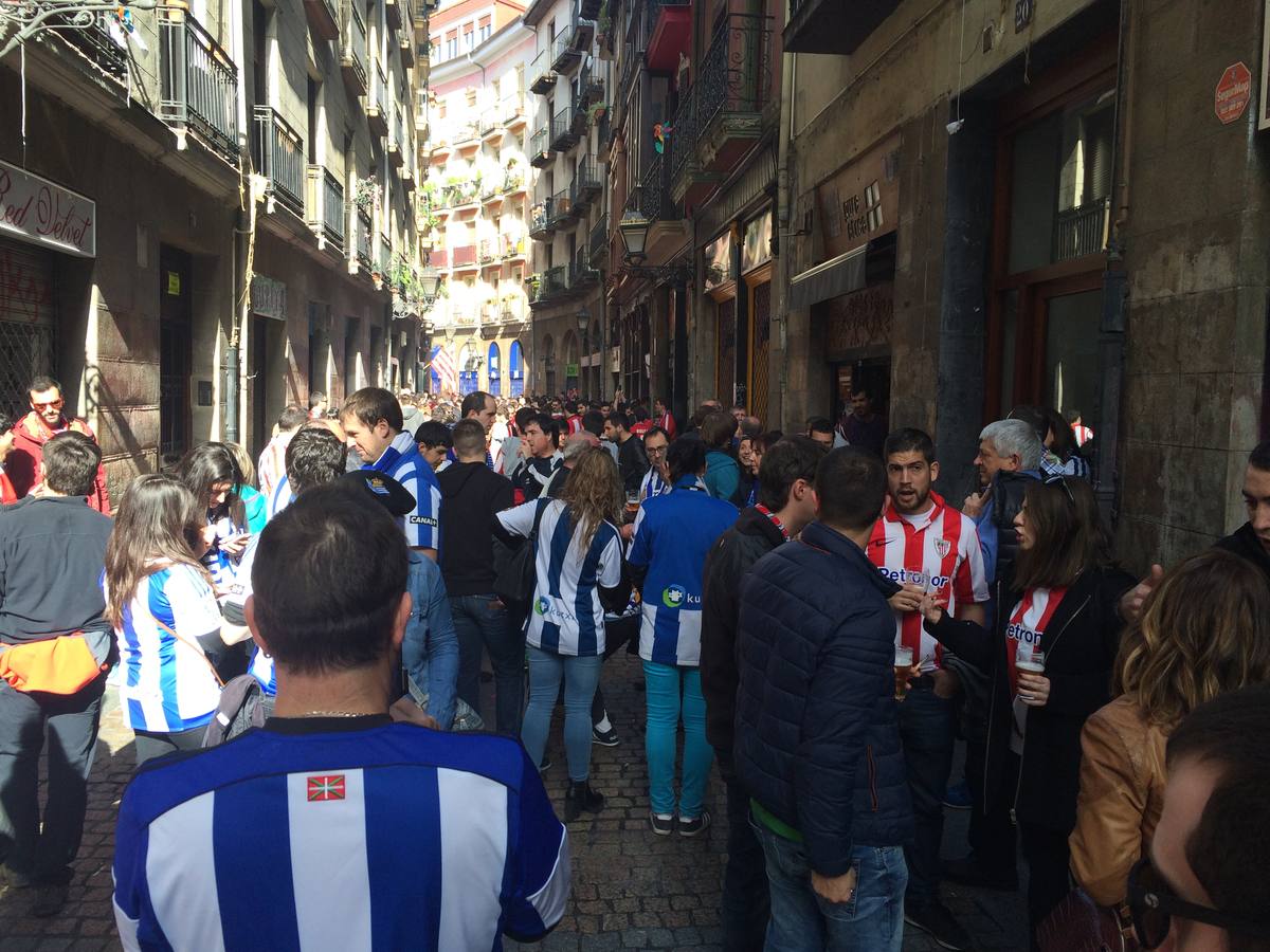 Ambiente de derbi por las calles de Bilbao