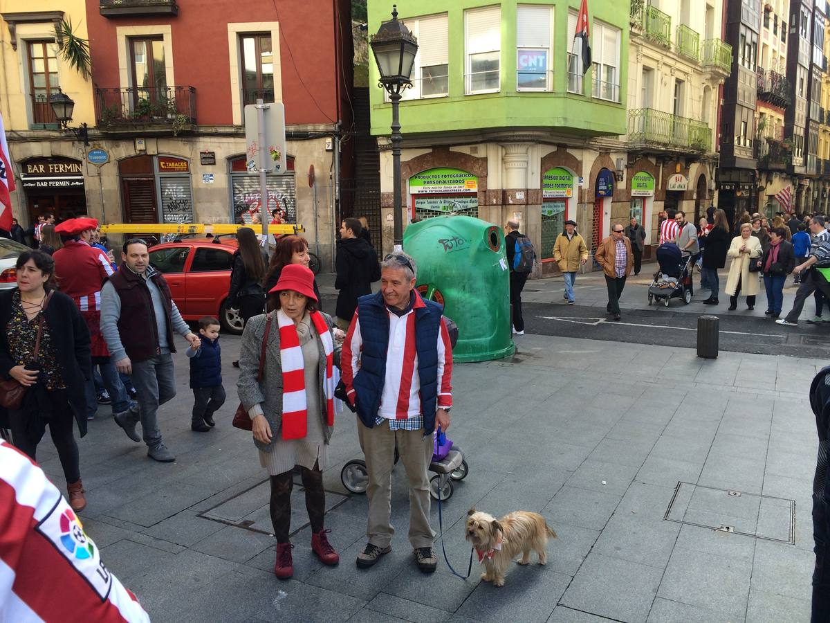 Ambiente de derbi por las calles de Bilbao