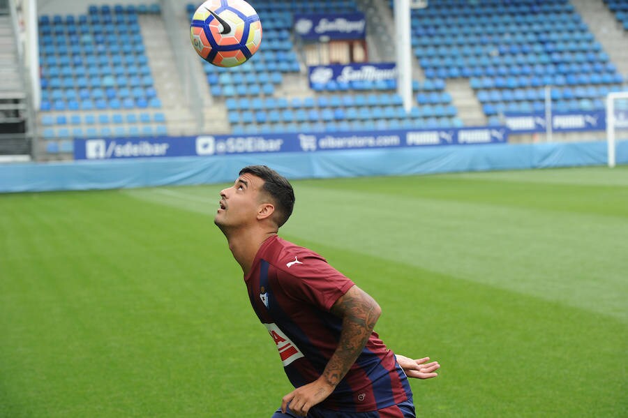 Nano posa como nuevo jugador del Eibar