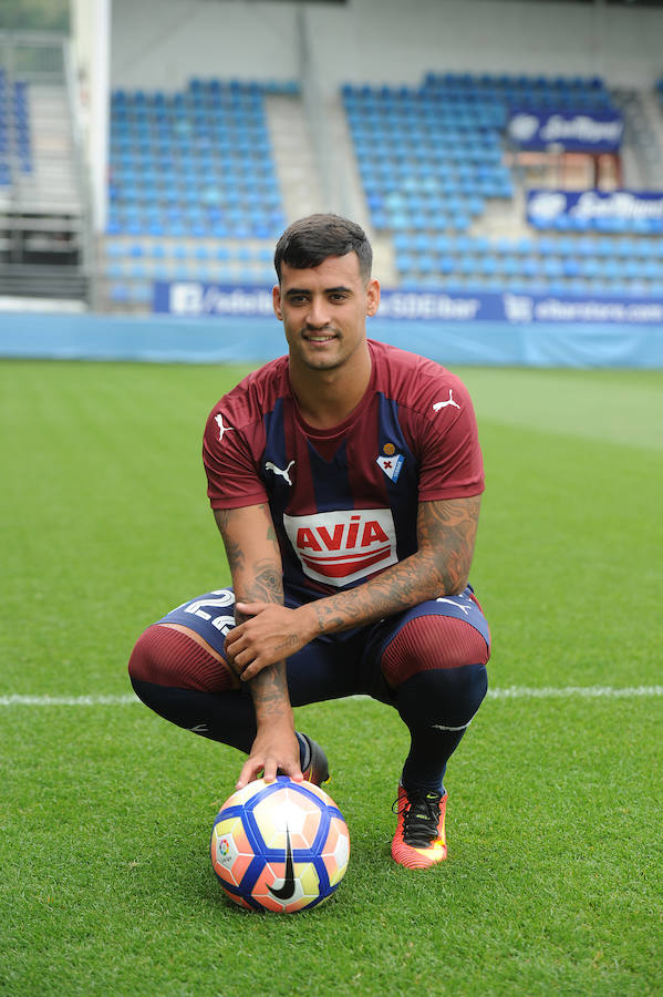 Nano posa como nuevo jugador del Eibar