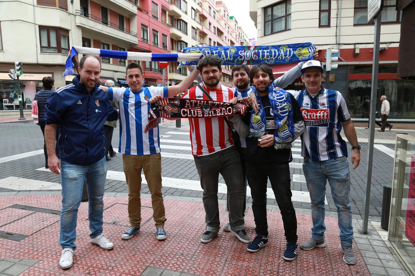 Bilbao se llena de txuri-urdines y rojiblancos