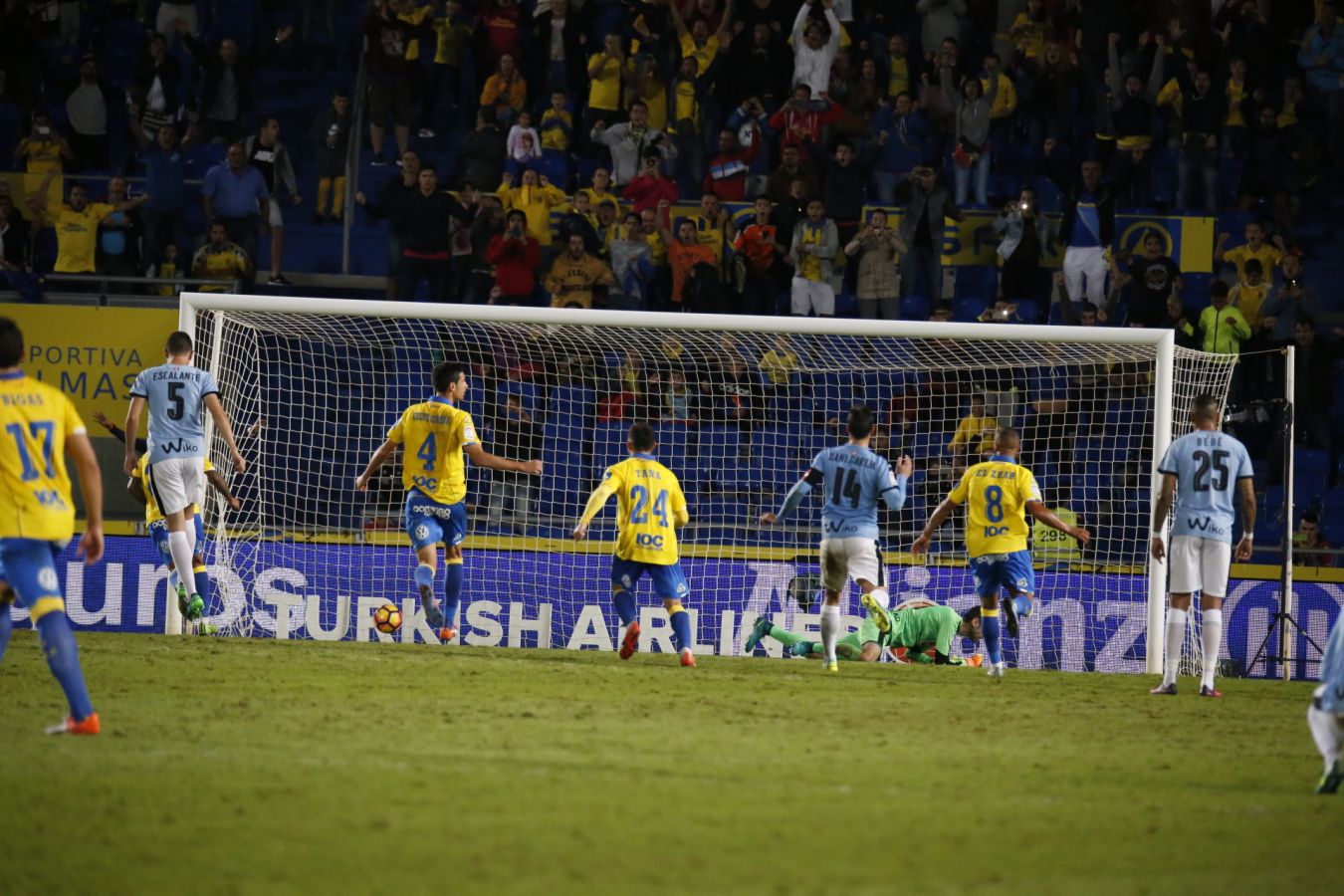 El Eibar cae en Las Palmas en el último minuto y de penalti