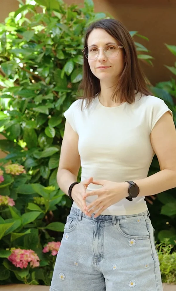 Laura Flores hablando